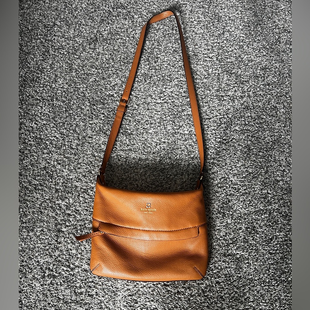 Kate Spade Zipper Crossbody Bag - perfect size! - Picture 2 of 3